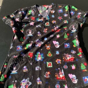 Women’s medium Christmas holiday scrub top v neck pockets